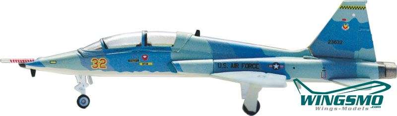 Hogan Wings Northrop T-38A Scale 1:200 USAF 64th FWS (Aggressors), Nellis AFB, NV Red 32 (Grape sche