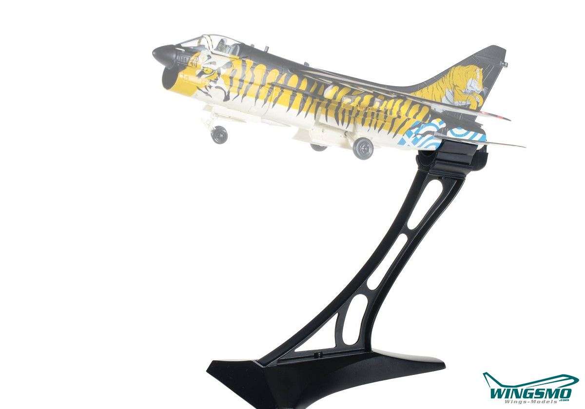 Herpa Wings A-7 display stand 580045